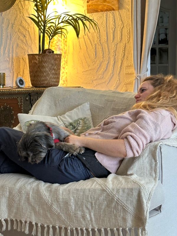 Grisou qui fait la sieste auprès de solenna Grisou qui fait la sieste auprès de solenna